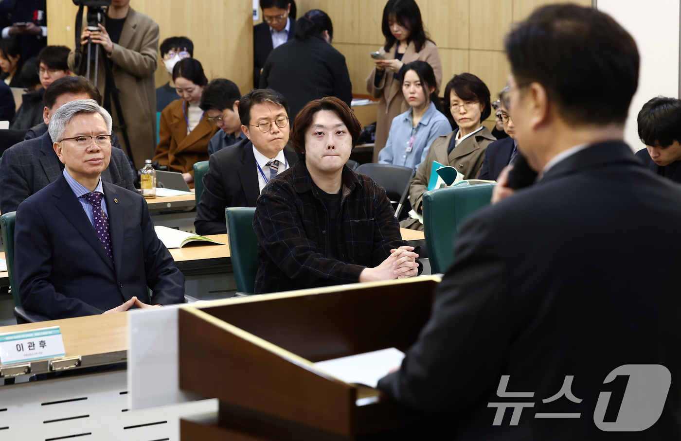 (서울=뉴스1) 김민지 기자 = 김택우 대한의사협회장(왼쪽부터)과 박단 대한전공의협의회 비상대책위원장이 10일 오전 서울 여의도 국회 의원회관에서 열린 '의료현장 정상화를 위한 정 …