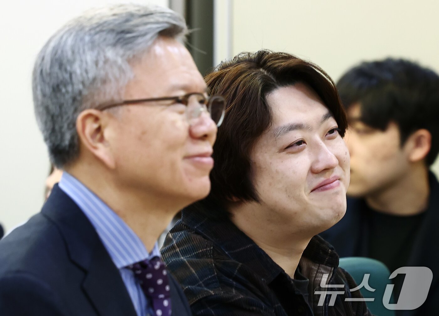 본문 이미지 - 김택우 대한의사협회장&#40;왼쪽&#41;과 박단 대한전공의협의회 비상대책위원장이 10일 오전 서울 여의도 국회 의원회관에서 열린 &#39;의료현장 정상화를 위한 정책 토론회&#39;에 참석해 미소를 보이고 있다. 2025.3.10/뉴스1 ⓒ News1 김민지 기자