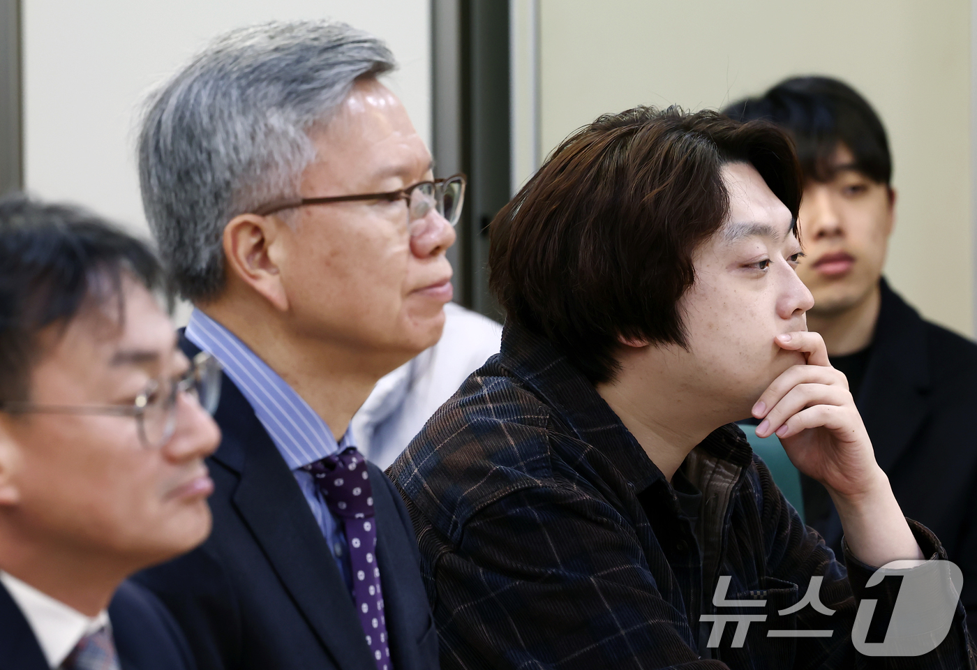 (서울=뉴스1) 김민지 기자 = 박단 대한전공의협의회 비상대책위원장(오른쪽부터)과 김택우 대한의사협회이 10일 오전 서울 여의도 국회 의원회관에서 열린 '의료현장 정상화를 위한 정 …