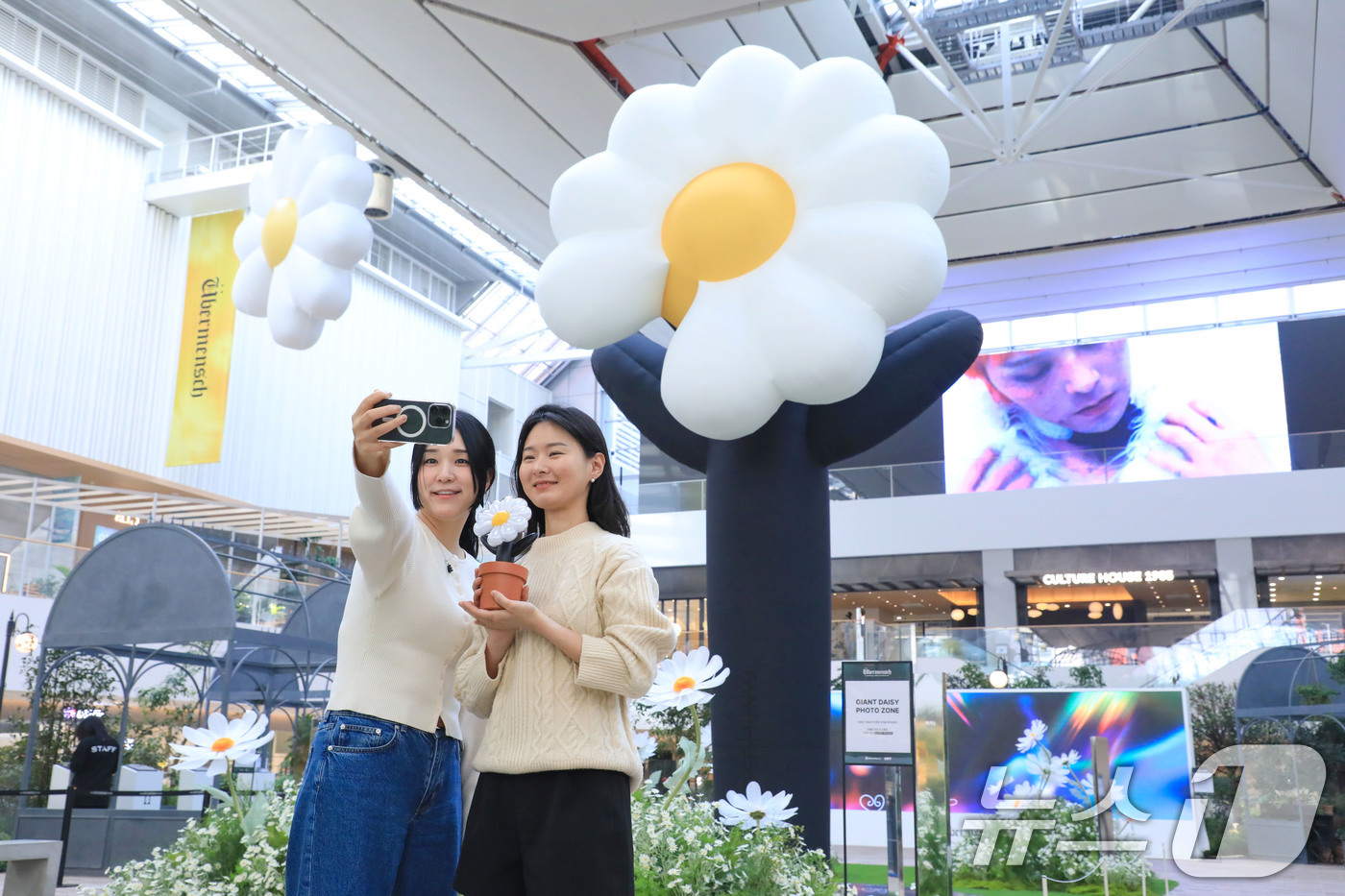 (서울=뉴스1) = 10일 오전 서울 영등포구 더현대 서울에 마련된 가수 '지드래곤'의 정규 3집 앨범 발매 기념 미디어 전시 '위버맨쉬(Übermensch)'에서 고객들이 기념 …