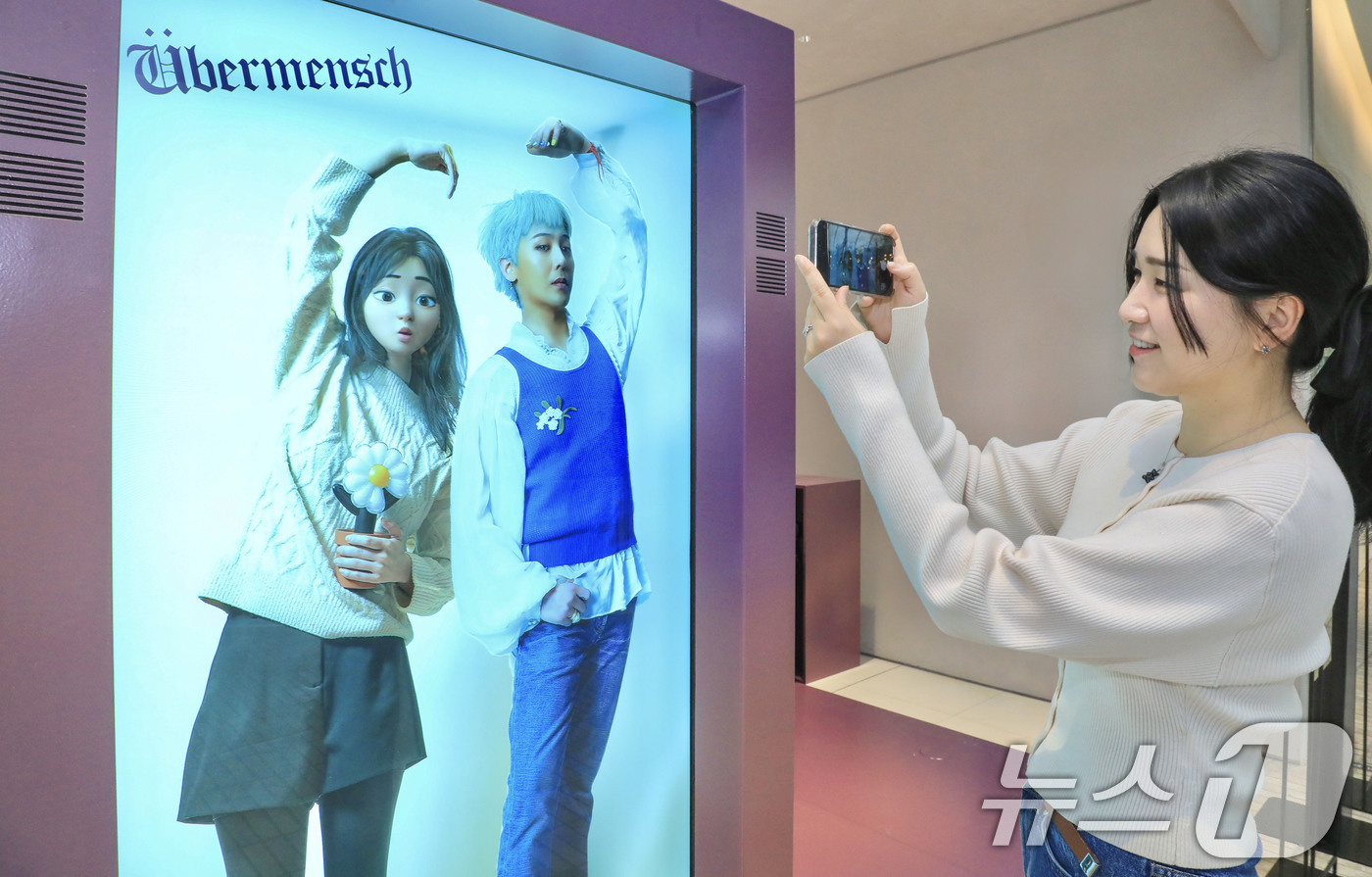 (서울=뉴스1) = 10일 오전 서울 영등포구 더현대 서울에 마련된 가수 '지드래곤'의 정규 3집 앨범 발매 기념 미디어 전시 '위버맨쉬(Übermensch)'에서 고객들이 기념 …