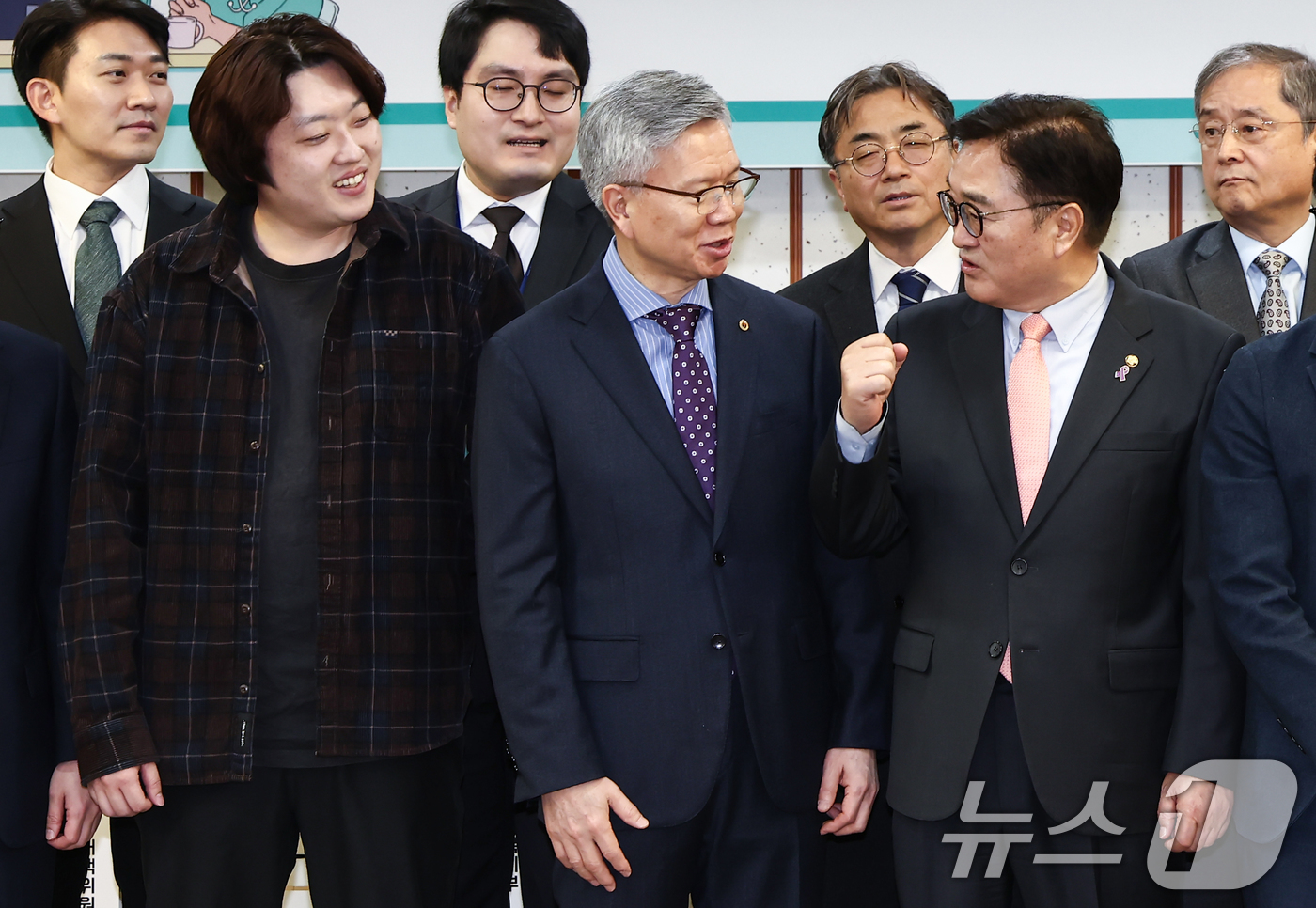 (서울=뉴스1) 김민지 기자 = 우원식 국회의장이 10일 오전 서울 여의도 국회 의원회관에서 열린 '의료현장 정상화를 위한 정책 토론회'에서 김택우 대한의사협회장, 박단 대한전공의 …