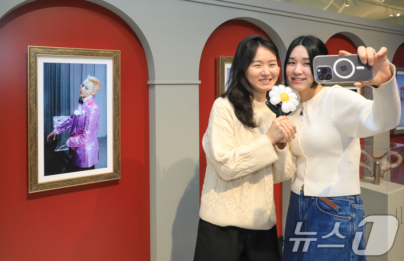 (서울=뉴스1) = 10일 오전 서울 영등포구 더현대 서울에 마련된 가수 '지드래곤'의 정규 3집 앨범 발매 기념 미디어 전시 '위버맨쉬(Übermensch)'에서 고객들이 기념 …