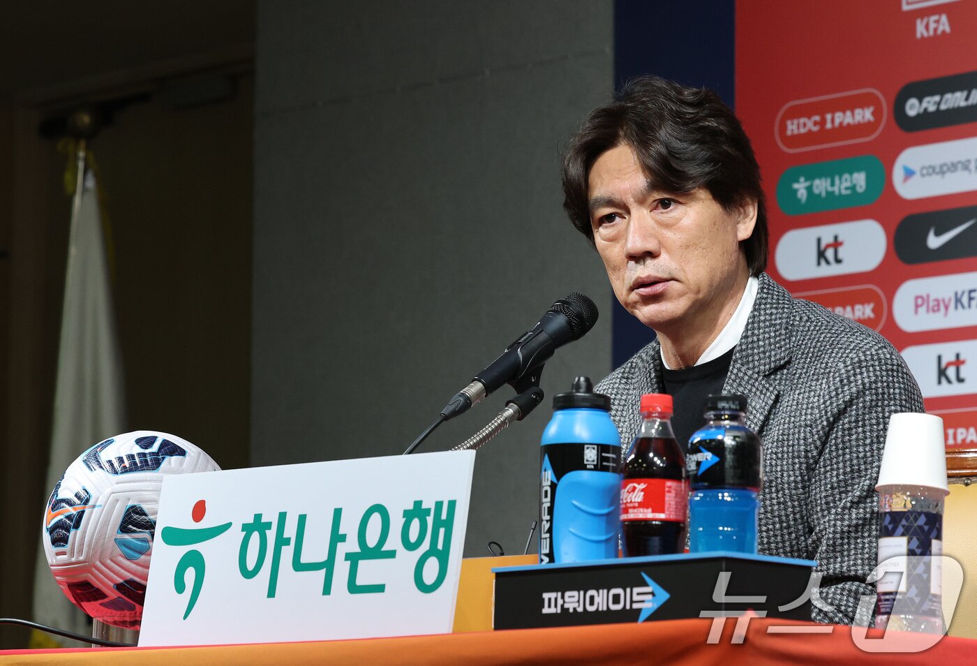본문 이미지 - 홍명보 대한민국 축구 국가대표팀 감독이 10일 오전 서울 종로구 신문로 축구회관에서 2026 국제축구연맹&#40;FIFA&#41; 북중미 월드컵 아시아 3차 예선 B조 7차전 오만전과 8차전 요르단전 소집 명단을 발표하고 있다. 2025.3.10/뉴스1 ⓒ News1 임세영 기자