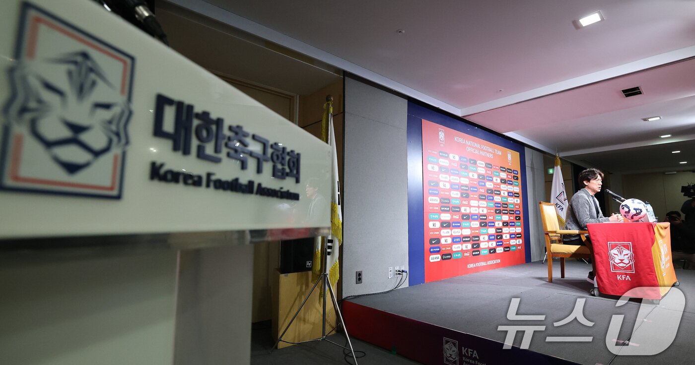 본문 이미지 - 홍명보 대한민국 축구 국가대표팀 감독이 10일 오전 서울 종로구 신문로 축구회관에서 2026 국제축구연맹&#40;FIFA&#41; 북중미 월드컵 아시아 3차 예선 B조 7차전 오만전과 8차전 요르단전 소집 명단을 발표하고 있다. 2025.3.10/뉴스1 ⓒ News1 임세영 기자