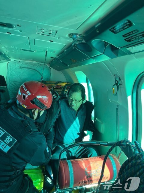 본문 이미지 - 지난 설 연휴 러시아 블라디보스토크에서 강원 동해항으로 입항하던 국제여객선에서 심근경색이 발병한 연해주 지역 선교사 임성호 씨를 구조헤 응급조치 중인 동해지방해양경찰청 항공단.(동해해경청 제공, 재판매 및 DB 금지) 2025.3.10/뉴스1