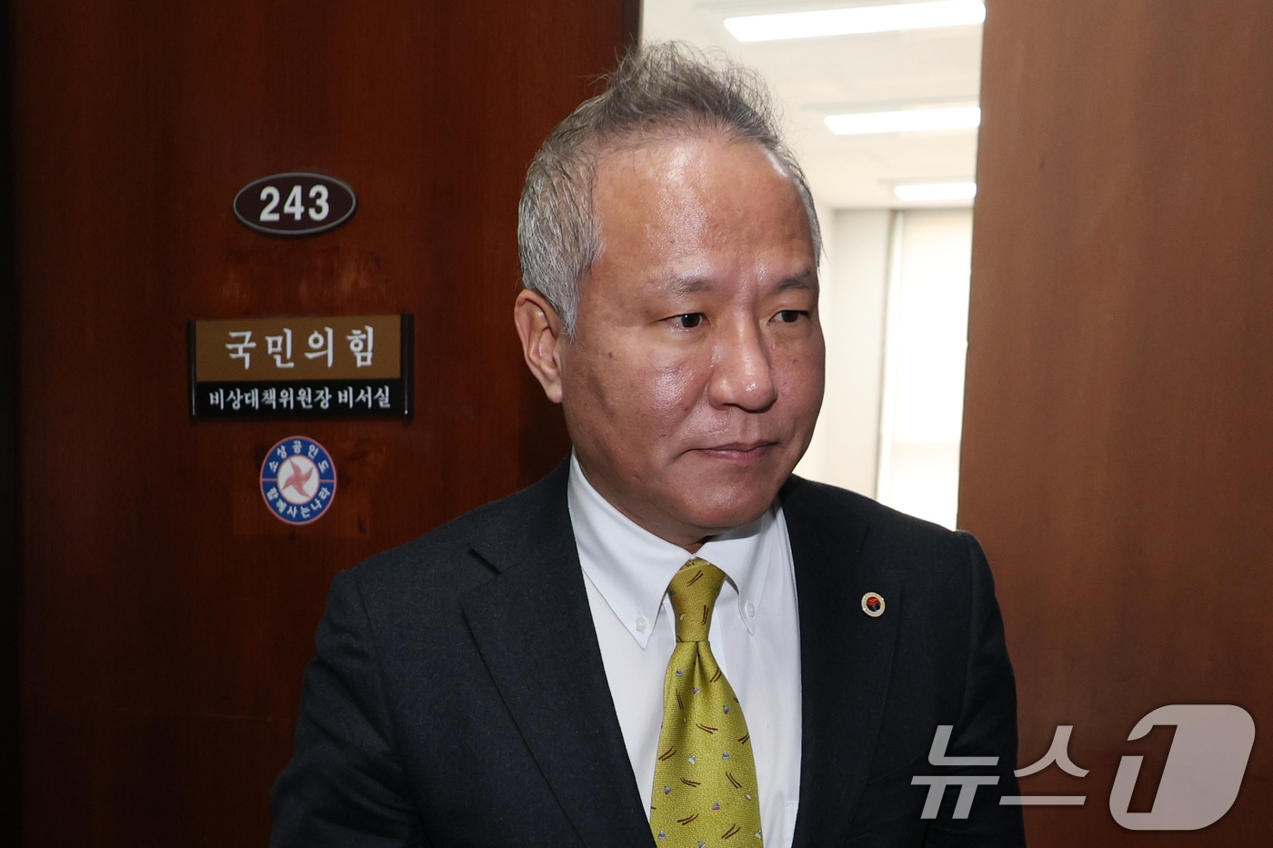 (서울=뉴스1) 이광호 기자 = 황규석 대한의사협회 부회장이 10일 오전 서울 여의도 국회에서 권영세 국민의힘 비상대책위원장과 비공개 면담을 마친뒤 나서고 있다. 2025.3.10 …