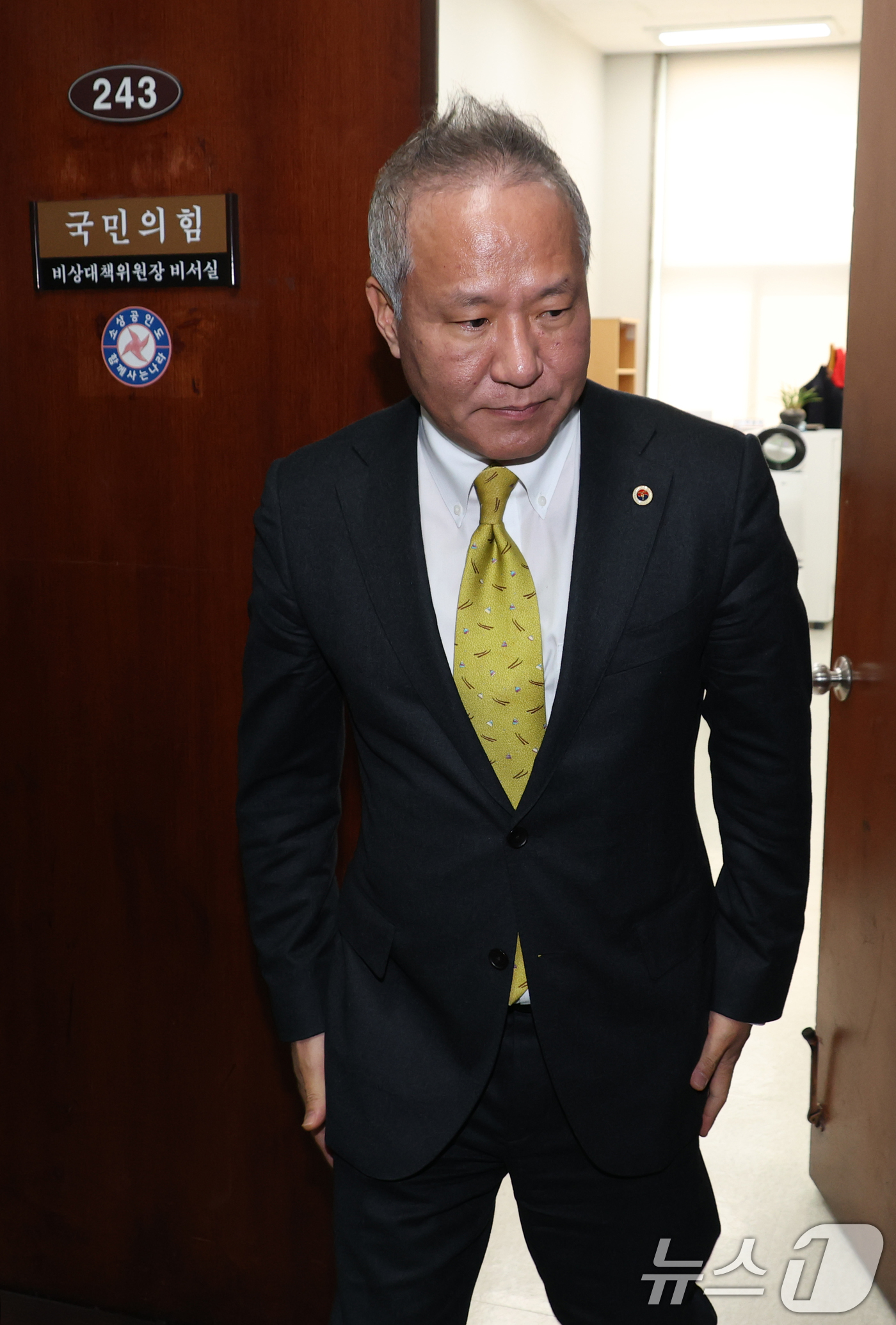 (서울=뉴스1) 이광호 기자 = 황규석 대한의사협회 부회장이 10일 오전 서울 여의도 국회에서 권영세 국민의힘 비상대책위원장과 비공개 면담을 마친뒤 나서고 있다. 2025.3.10 …