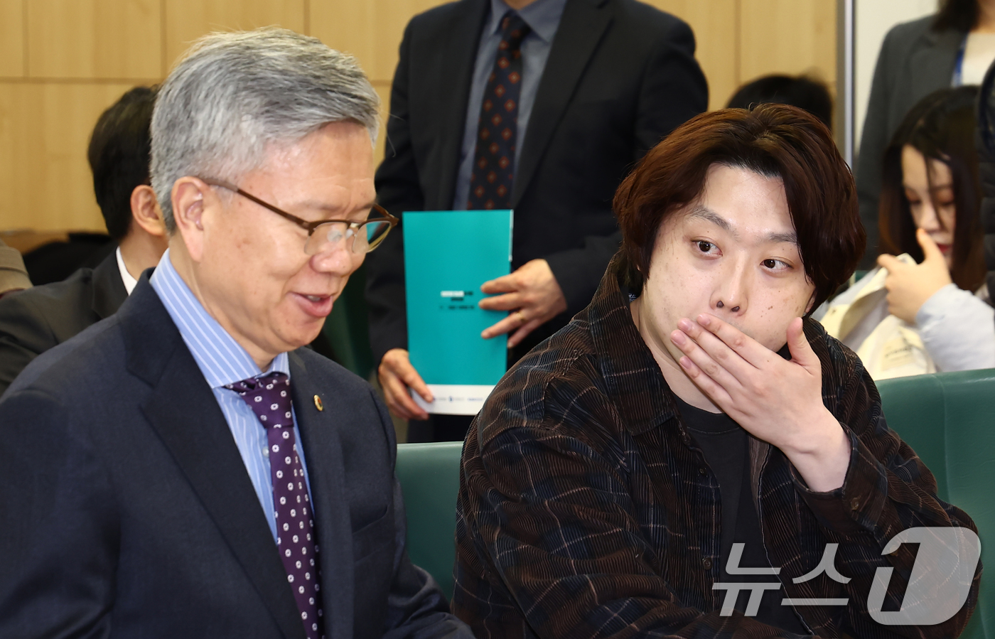 (서울=뉴스1) 김민지 기자 = 박단 대한전공의협의회 비상대책위원장(오른쪽)과 김택우 대한의사협회장이 10일 오전 서울 여의도 국회 의원회관에서 열린 '의료현장 정상화를 위한 정책 …