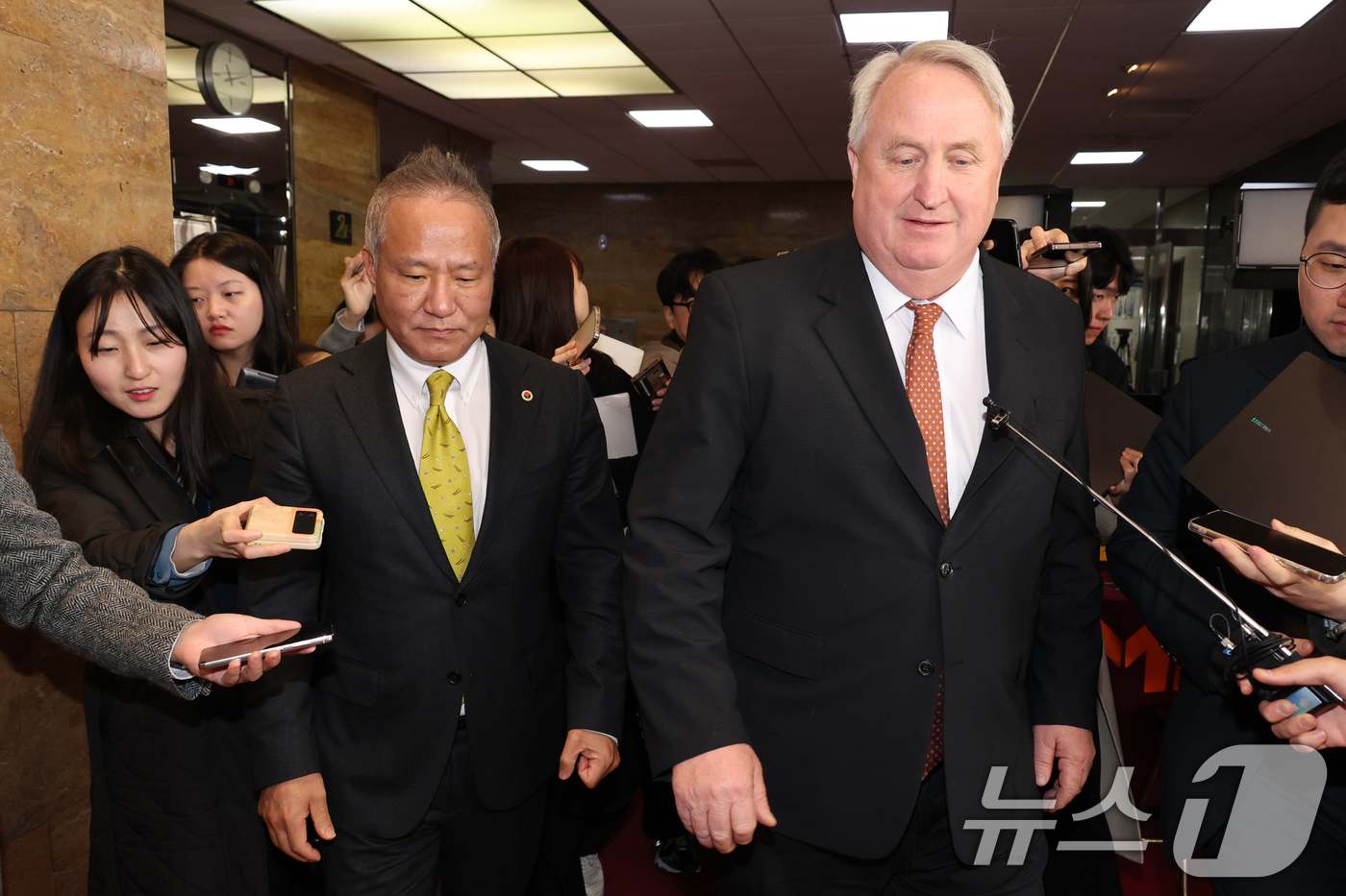 (서울=뉴스1) 이광호 기자 = 황규석 대한의사협회 부회장(왼쪽)과 인요한 국민의힘 의원이 10일 오전 서울 여의도 국회에서 권영세 비상대책위원장과 비공개 면담을 마친뒤 나서고 있 …