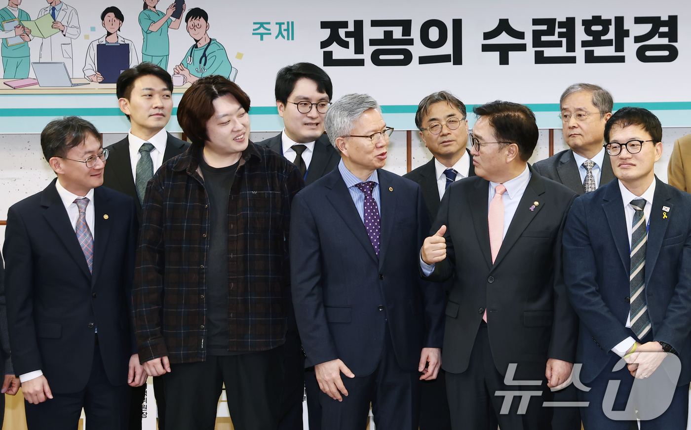 (서울=뉴스1) 김민지 기자 = 우원식 국회의장이 10일 오전 서울 여의도 국회 의원회관에서 열린 '의료현장 정상화를 위한 정책 토론회'에서 김택우 대한의사협회장, 박단 대한전공의 …