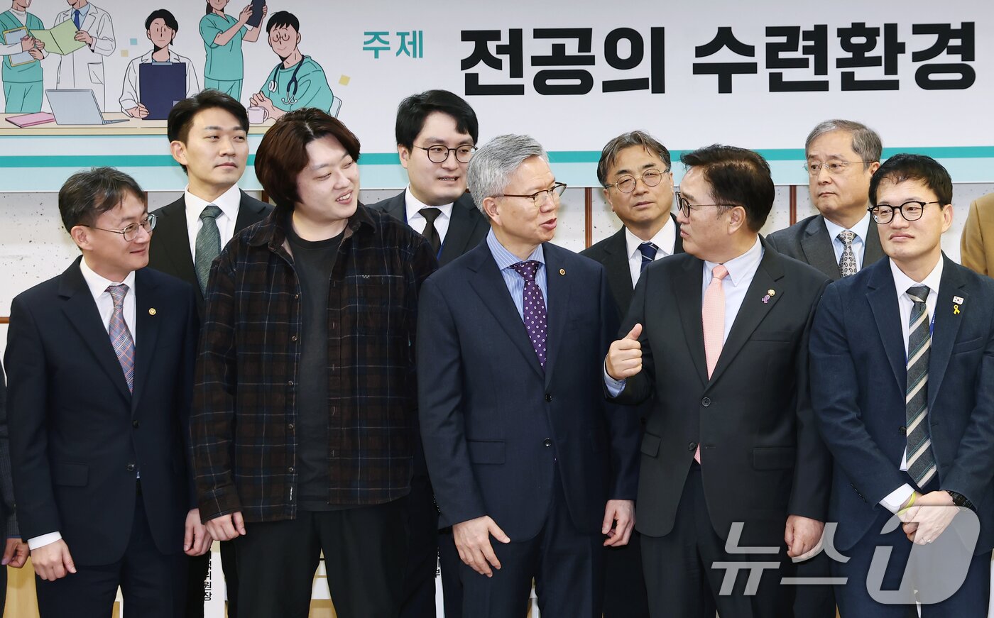 본문 이미지 - 우원식 국회의장이 10일 오전 서울 여의도 국회 의원회관에서 열린 '의료현장 정상화를 위한 정책 토론회'에서 김택우 대한의사협회장, 박단 대한전공의협의회 비상대책위원장과 대화하고 있다. 2025.3.10/뉴스1 ⓒ News1 김민지 기자