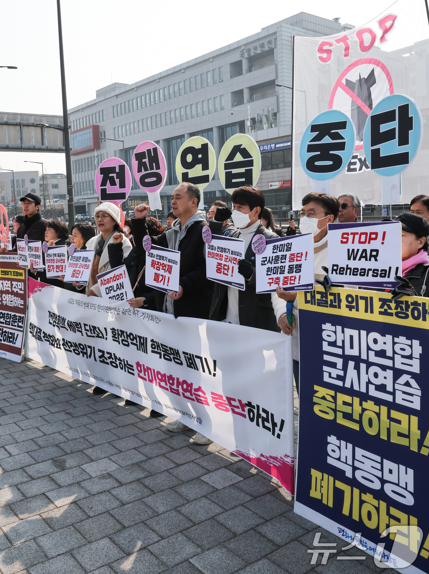 (서울=뉴스1) 허경 기자 = 평화와통일을여는사람들 관계자들이 10일 서울 용산구 국방부 앞에서 기자회견을 열고 2025 자유의 방패(FS) 한미연합연습 중단을 촉구하고 있다. 2 …