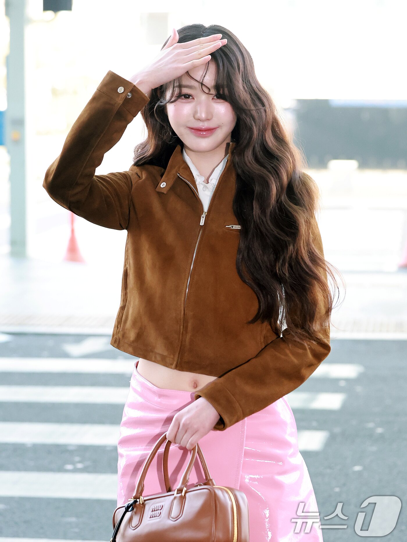 본문 이미지 - 아이브 장원영이 10일 오전 패션쇼 참석 차 인천국제공항 제2터미널을 통해 프랑스 파리로 출국하고 있다. 2025.3.10/뉴스1 ⓒ News1 김진환 기자