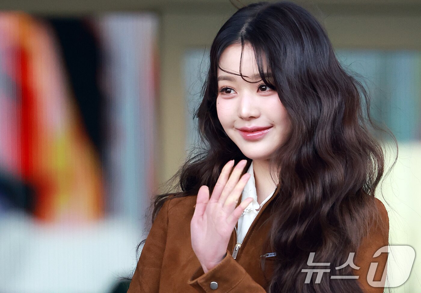 본문 이미지 - 아이브 장원영이 10일 오전 패션쇼 참석 차 인천국제공항 제2터미널을 통해 프랑스 파리로 출국에 앞서 포즈를 취하고 있다. 2025.3.10/뉴스1 ⓒ News1 김진환 기자