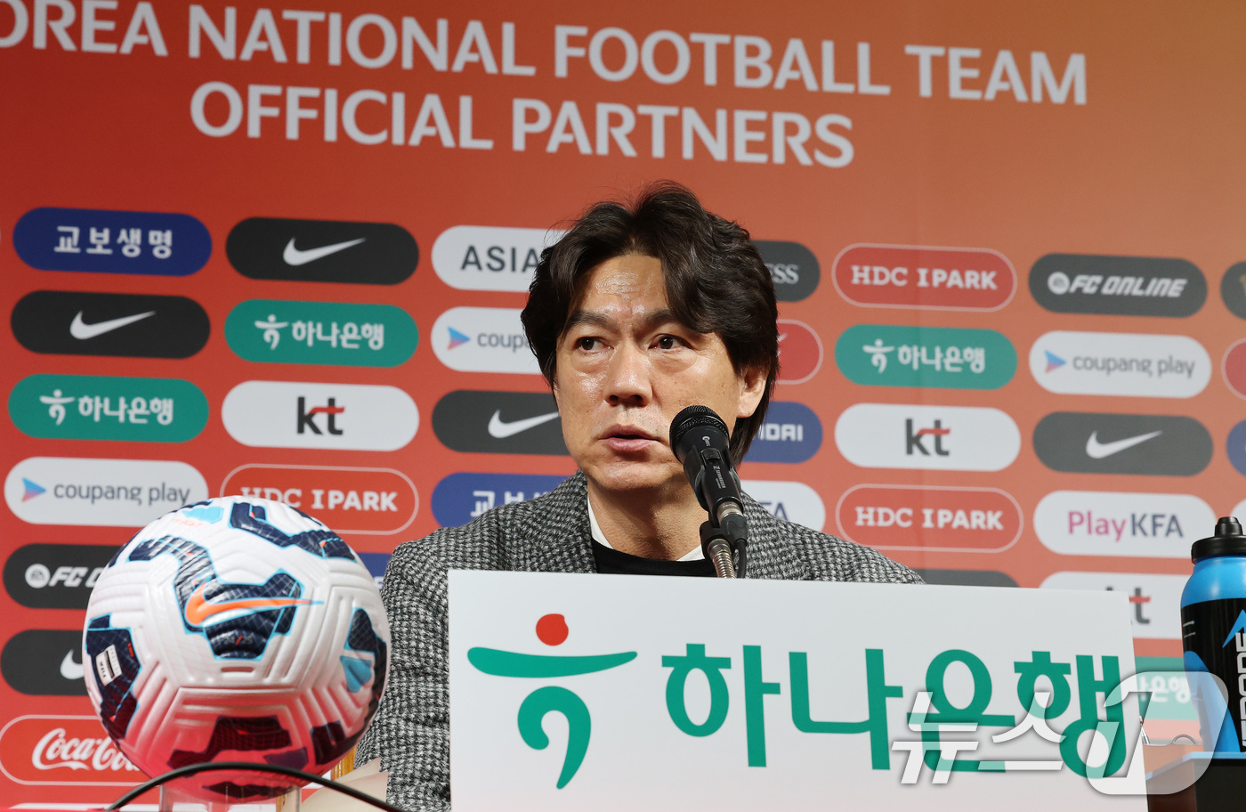 (서울=뉴스1) 임세영 기자 = 홍명보 대한민국 축구 국가대표팀 감독이 10일 오전 서울 종로구 신문로 축구회관에서 2026 국제축구연맹(FIFA) 북중미 월드컵 아시아 3차 예선 …
