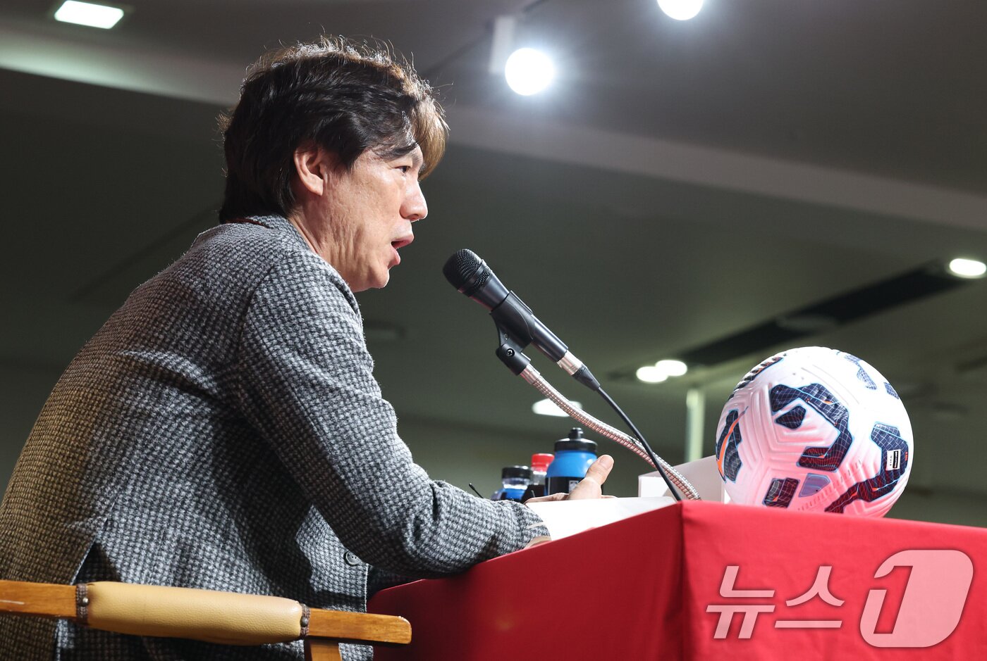 본문 이미지 - 홍명보 대한민국 축구 국가대표팀 감독이 10일 오전 서울 종로구 신문로 축구회관에서 2026 국제축구연맹(FIFA) 북중미 월드컵 아시아 3차 예선 B조 7차전 오만전과 8차전 요르단전 소집 명단을 발표하고 있다. 2025.3.10/뉴스1 ⓒ News1 임세영 기자