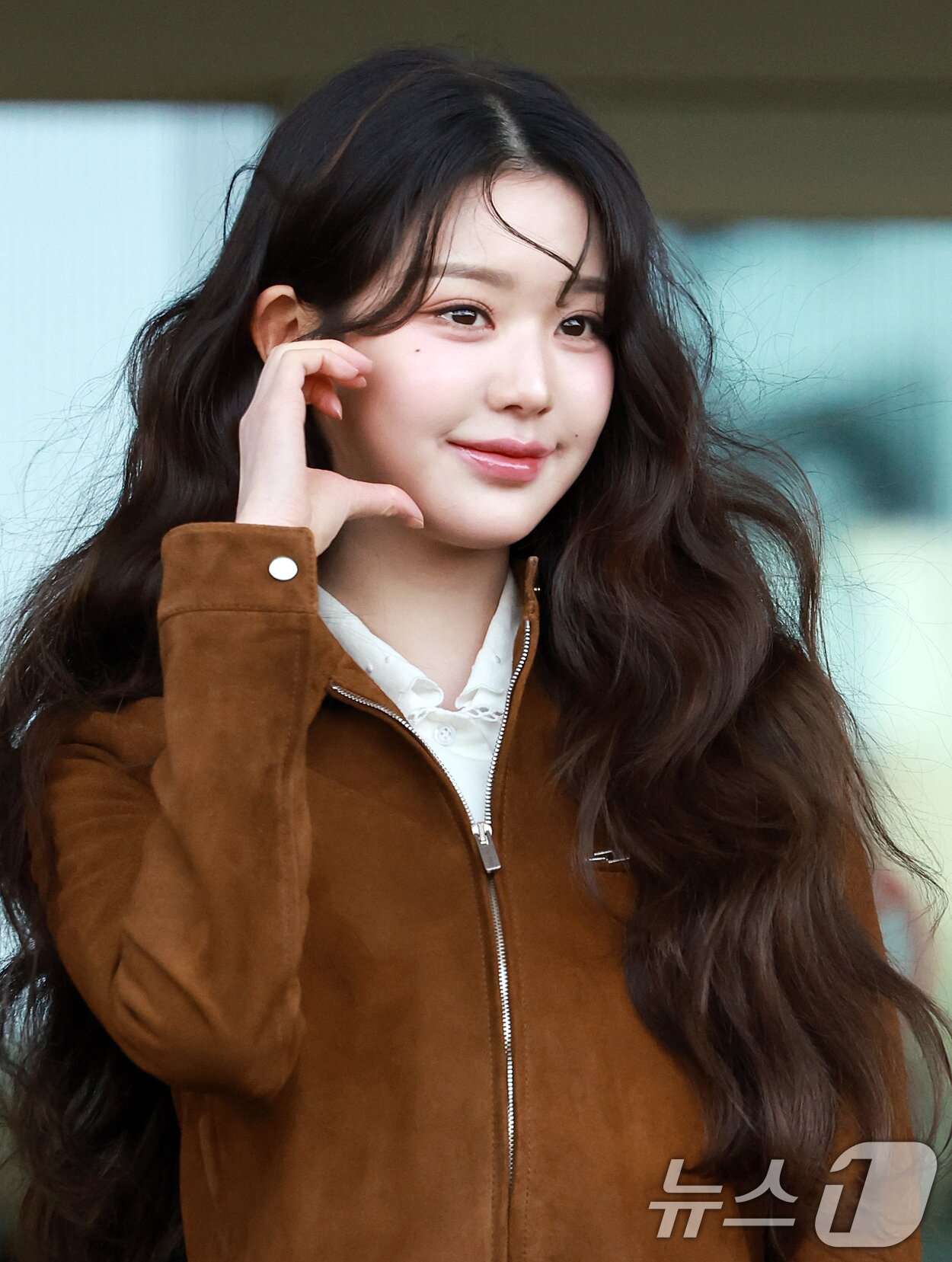 본문 이미지 - 아이브 장원영이 10일 오전 패션쇼 참석 차 인천국제공항 제2터미널을 통해 프랑스 파리로 출국에 앞서 포즈를 취하고 있다. 2025.3.10/뉴스1 ⓒ News1 김진환 기자