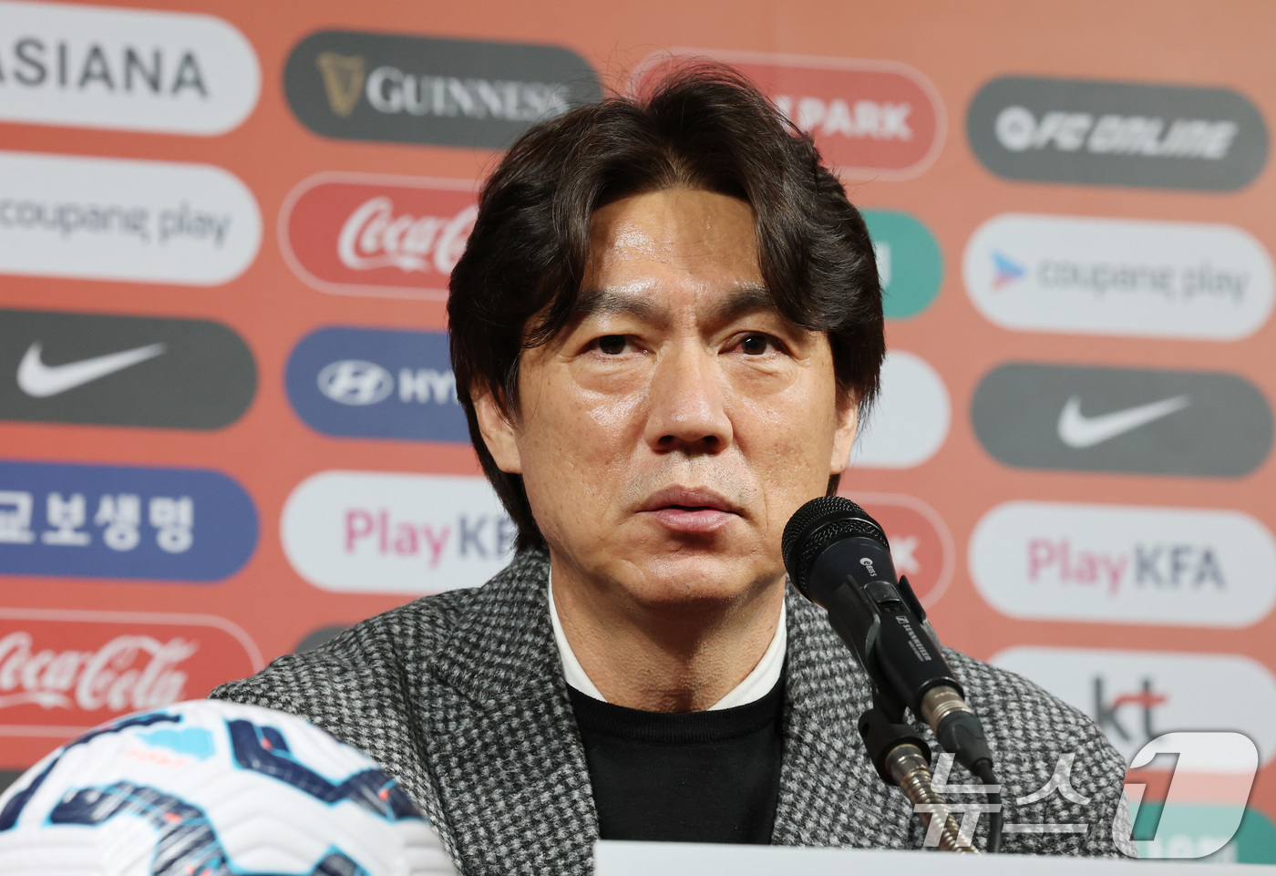 (서울=뉴스1) 임세영 기자 = 홍명보 대한민국 축구 국가대표팀 감독이 10일 오전 서울 종로구 신문로 축구회관에서 2026 국제축구연맹(FIFA) 북중미 월드컵 아시아 3차 예선 …