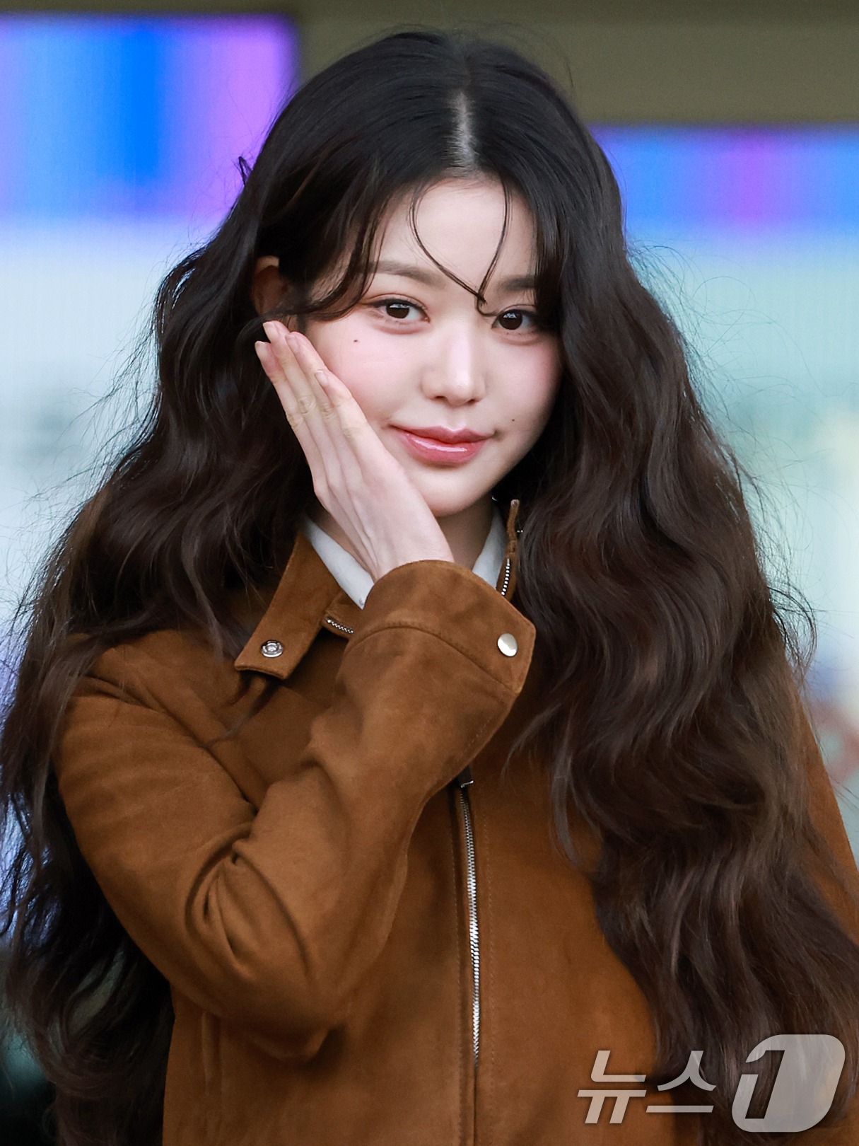 (인천공항=뉴스1) 김진환 기자 = 아이브 장원영이 10일 오전 패션쇼 참석 차 인천국제공항 제2터미널을 통해 프랑스 파리로 출국에 앞서 포즈를 취하고 있다. 2025.3.10/뉴 …