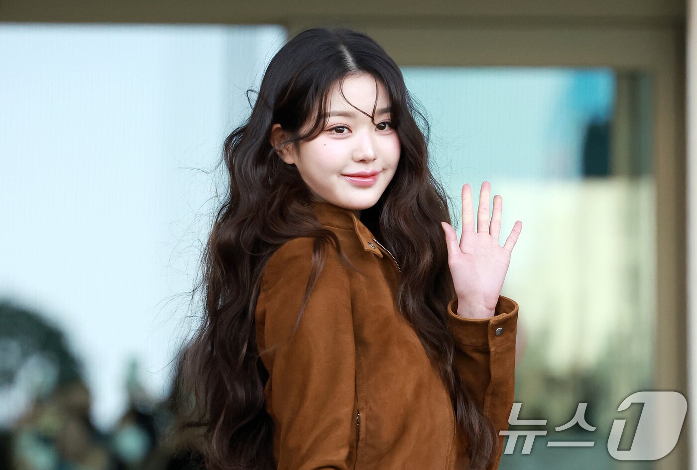 본문 이미지 - 아이브 장원영이 10일 오전 패션쇼 참석 차 인천국제공항 제2터미널을 통해 프랑스 파리로 출국에 앞서 포즈를 취하고 있다. 2025.3.10/뉴스1 ⓒ News1 김진환 기자