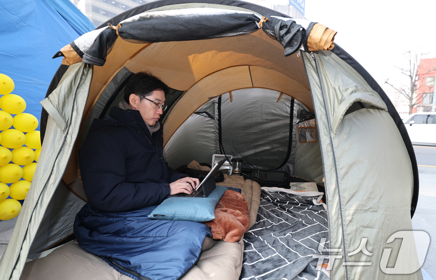 (서울=뉴스1) 임세영 기자 = 김경수 전 경남도지사가 10일 서울 종로구 경복궁역 인근에서 윤석열 대통령 파면을 촉구하는 단식 농성을 하고 있다. 2025.3.10/뉴스1