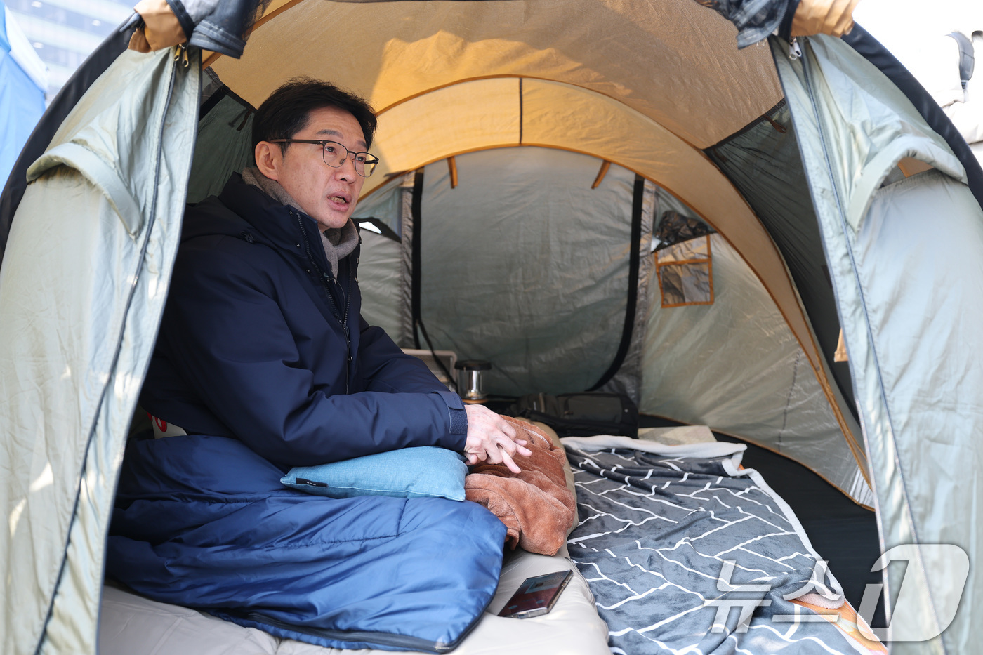 (서울=뉴스1) 임세영 기자 = 김경수 전 경남도지사가 10일 서울 종로구 경복궁역 인근에서 윤석열 대통령 파면을 촉구하는 단식 농성을 하고 있다. 2025.3.10/뉴스1