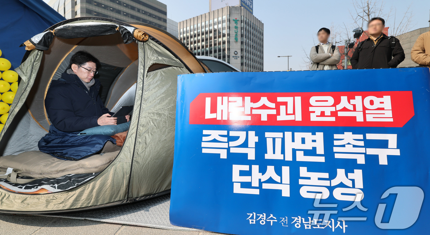 (서울=뉴스1) 임세영 기자 = 김경수 전 경남도지사가 10일 서울 종로구 경복궁역 인근에서 윤석열 대통령 파면을 촉구하는 단식 농성을 하고 있다. 2025.3.10/뉴스1