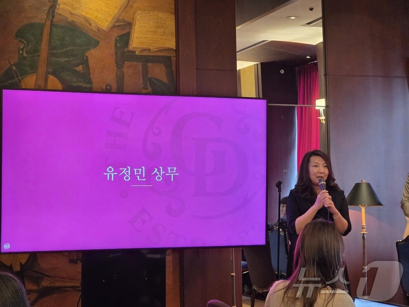 본문 이미지 - 한국브라운포맨은 10일 더 글렌드로낙 마스터스 앤솔로지 컬렉션 출시 기념 미디어 시음회를 진행했다. 유정민 마케팅 상무가 인사말을 하고 있다. ⓒ News1 이형진 기자