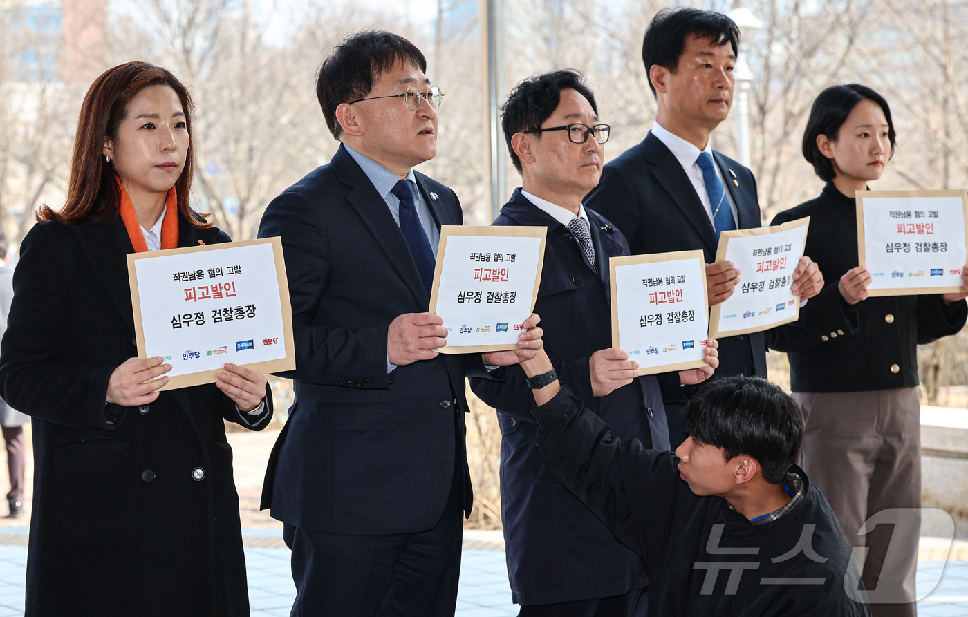 (과천=뉴스1) 김도우 기자 = 박범계, 박균택 더불어민주당 의원, 차규근 조국혁신당 의원, 홍희진 진보당 공동대표, 임명희 사회민주당 부대표가 10일 경기 정부과천청사 고위공직자 …