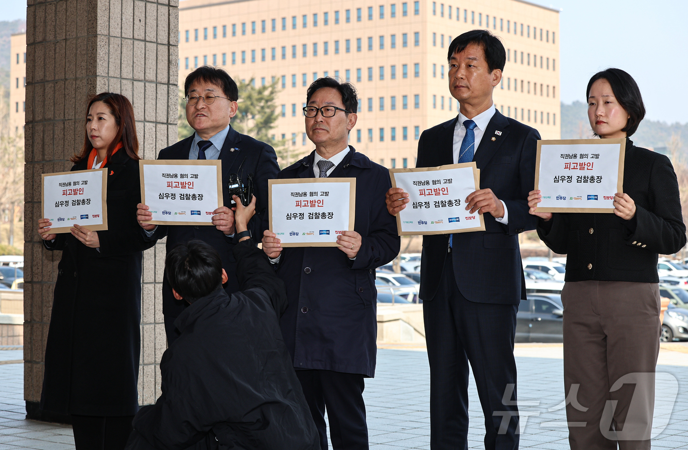 (과천=뉴스1) 김도우 기자 = 박범계, 박균택 더불어민주당 의원, 차규근 조국혁신당 의원, 홍희진 진보당 공동대표, 임명희 사회민주당 부대표가 10일 경기 정부과천청사 고위공직자 …