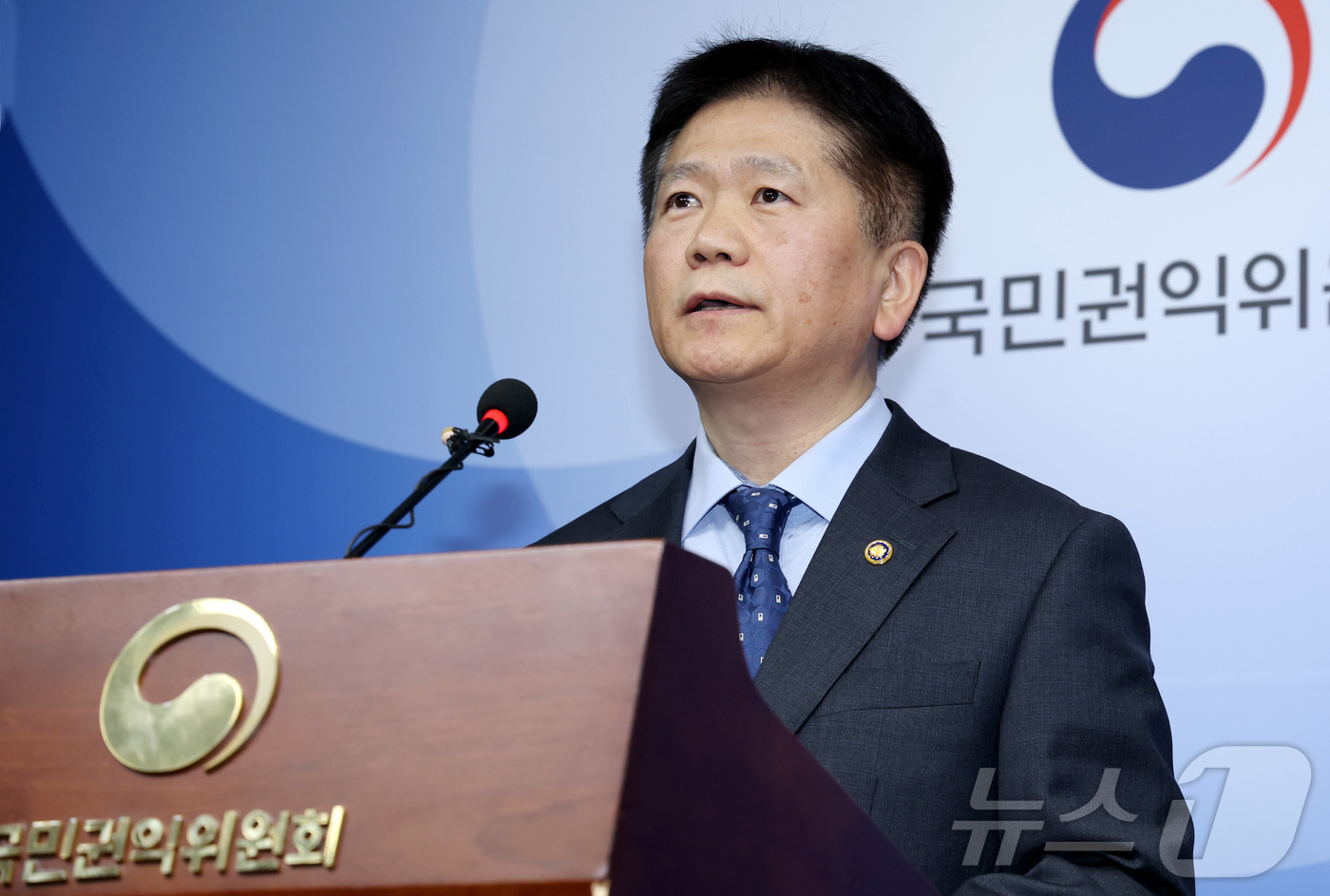(세종=뉴스1) 김기남 기자 = 이명순 국민권익위 부패방지 부위원장이  10일 세종시 정부세종청사에서 방송통신심의위원장의 사적 이해관계자 신고·회피 위반 관련, 신고자의 이의신청에 …