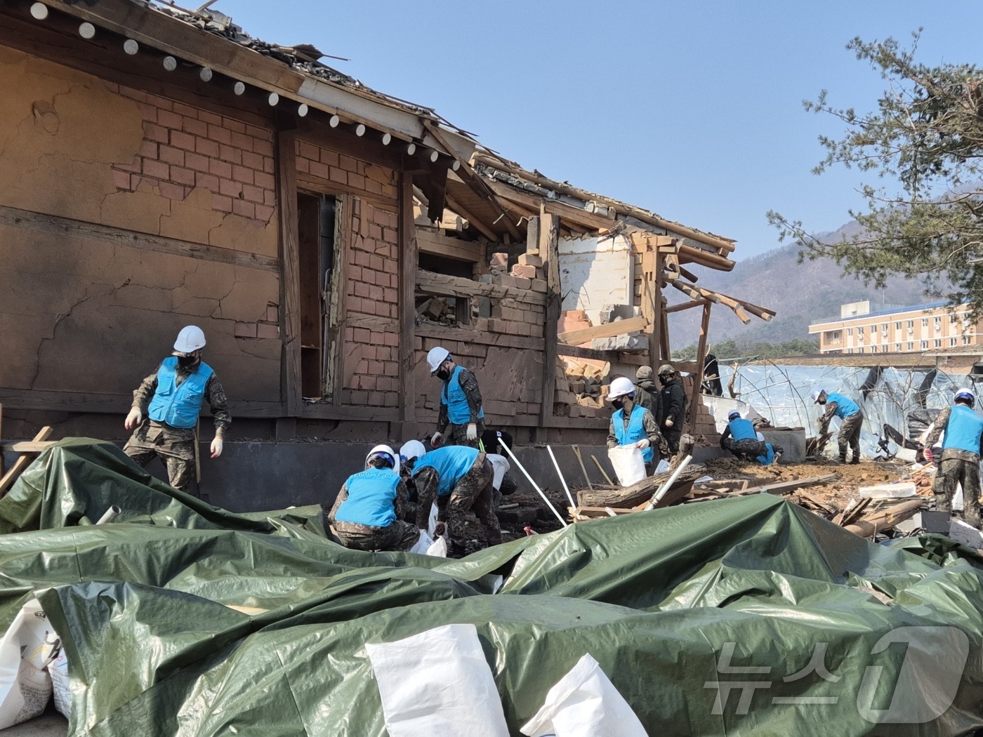 (포천=뉴스1) 양희문 기자 = 10일 오전 경기 포천시 이동면 노곡리 공군 전투기 오폭 사고 현장에서 복구작업이 이뤄지고 있다. 2025.3.10/뉴스1