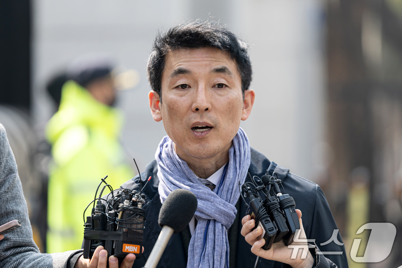 (서울=뉴스1) 이승배 기자 = '서부지법 난동 사태' 가담자들의 첫 재판일인 10일 오전 서울 마포구 서울지방법원 앞에서 가담자 측 이하상 변호사가 오전 재판을 마치고 입장을 밝 …