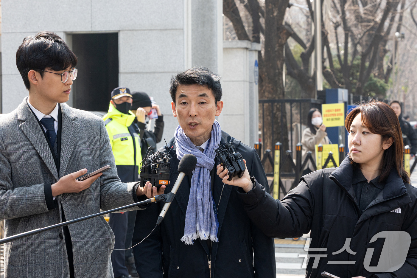 (서울=뉴스1) 이승배 기자 = '서부지법 난동 사태' 가담자들의 첫 재판일인 10일 오전 서울 마포구 서울지방법원 앞에서 가담자 측 이하상 변호사가 오전 재판을 마치고 입장을 밝 …