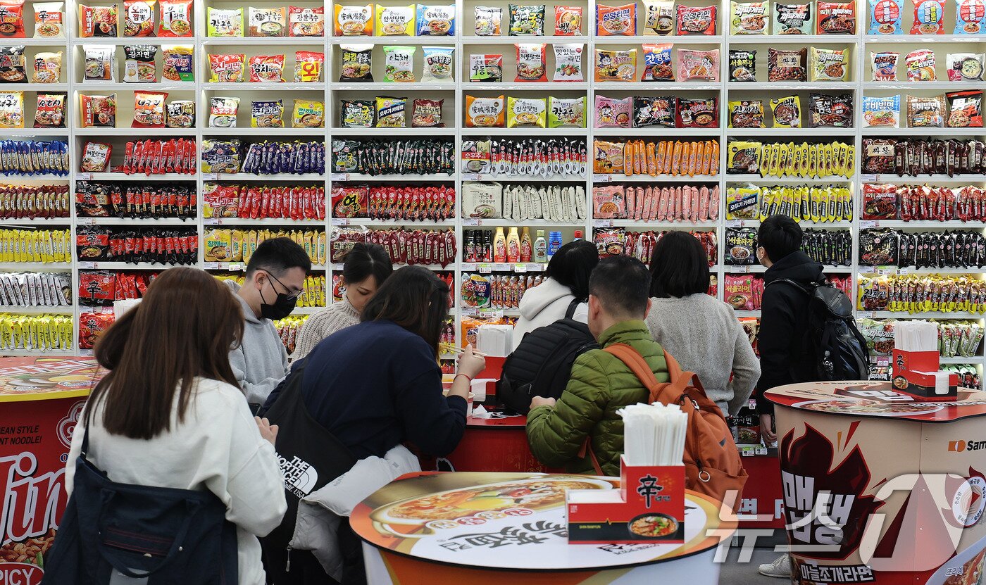 본문 이미지 - 10일 서울 마포구 CU 홍대상상점 라면 라이브러리가 외국인관광객들로 북적이고 있다. 최근 10년간 라면 수출액은 꾸준히 증가했다. 그 중에서도 라면이 13억6000만달러&#40;약 1조9717억원&#41;로 1위를 차지했다. 2025.3.10/뉴스1 ⓒ News1 박지혜 기자