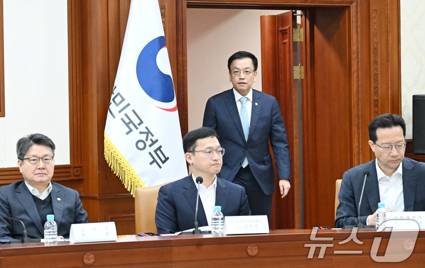 본문 이미지 - 최상목 대통령 권한대행 부총리 겸 기획재정부 장관이 10일 서울 종로구 정부서울청사에서 열린 민생경제점검회의에 참석하고 있다. &#40;기획재정부 제공. 재판매 및 DB 금지&#41; 2025.3.10/뉴스1