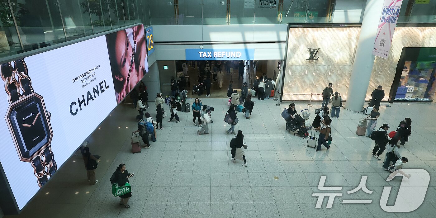 본문 이미지 - 10일 인천국제공항 제1터미널 면세점에서 관광객들이 쇼핑을 하고 있다. 2025.3.10/뉴스1 ⓒ News1 김진환 기자