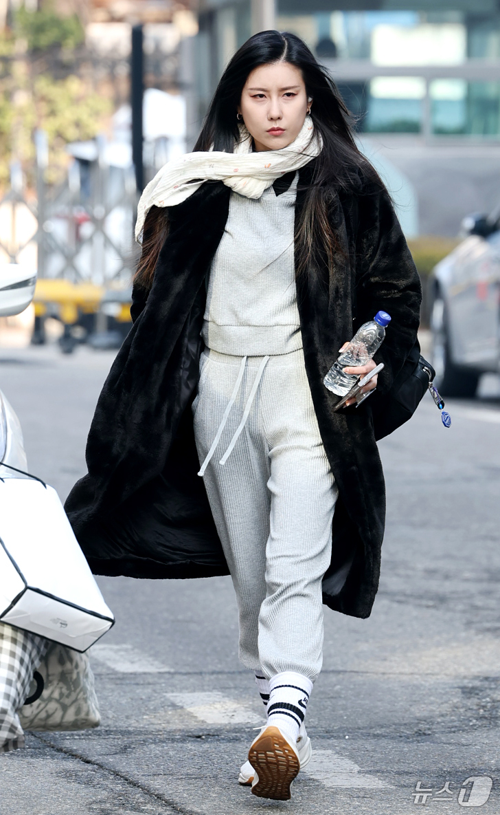 (서울=뉴스1) 권현진 기자 = 가수 스테파니가 10일 서울 영등포구 여의도동 KBS 신관에서 진행된 ‘불후의 명곡’ 녹화에 참석하기 위해 이동하고 있다.  2025.3.10/뉴스 …