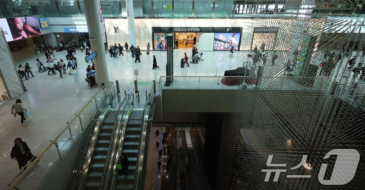 본문 이미지 - 인천국제공항 제1터미널 면세점에서 관광객들이 쇼핑을 하고 있다. 국내 면세점 업황이 계엄 정국과 고환율, 경기 침체로 인해 부진을 이어가고 있다. 2025.3.10/뉴스1 ⓒ News1 김진환 기자