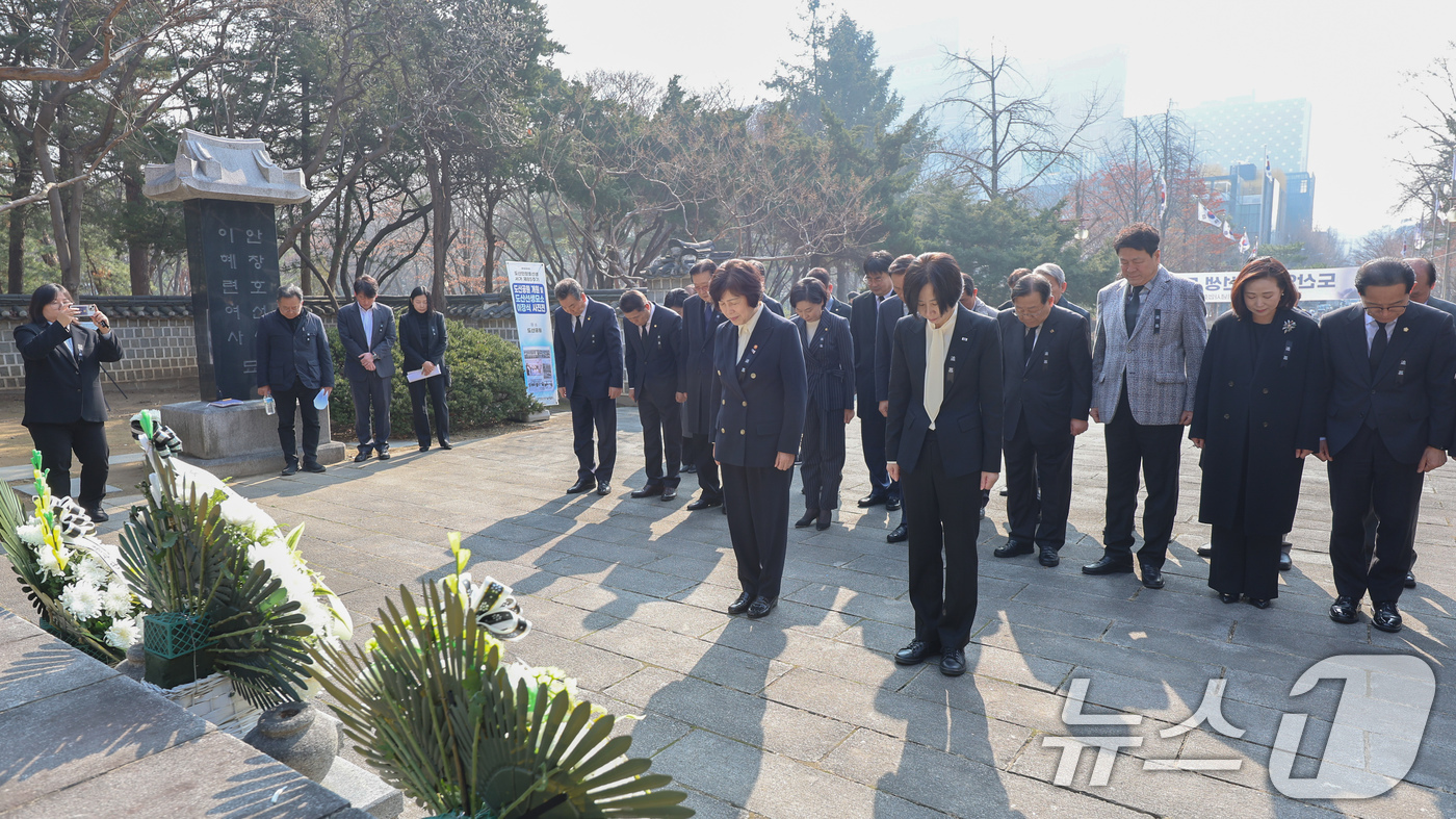 (서울=뉴스1) = 강정애 국가보훈부 장관이 10일 오전 서울 강남구 신사동 도산공원에 마련된 도산안창호선생 묘역을 찾아 주요내빈 등과 참배하고 있다. (국가보훈부 제공. 재판매 …