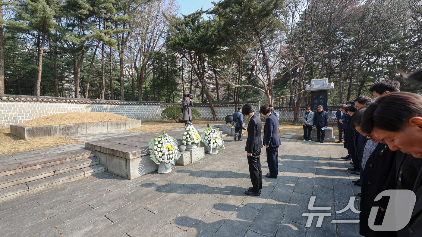(서울=뉴스1) = 강정애 국가보훈부 장관이 10일 오전 서울 강남구 신사동 도산공원에 마련된 도산안창호선생 묘역을 찾아 주요내빈 등과 참배하고 있다. (국가보훈부 제공. 재판매 …