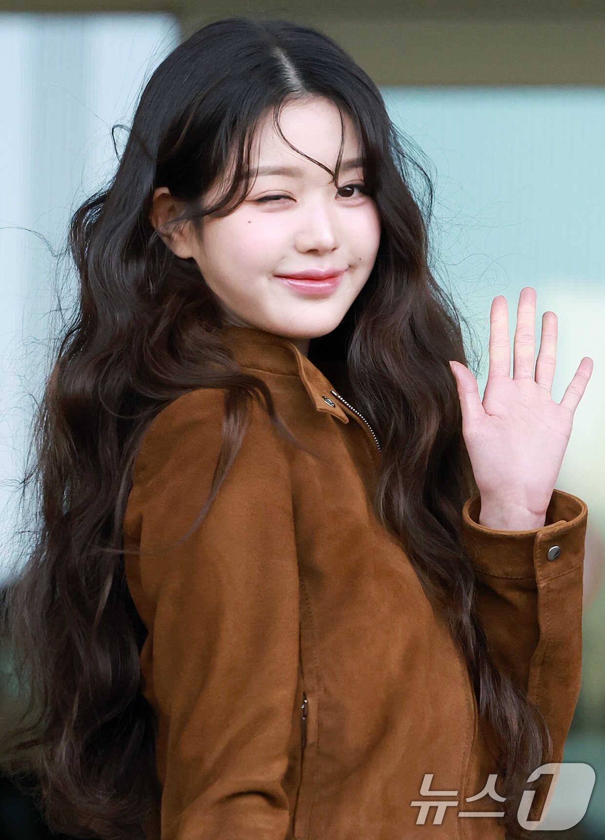 본문 이미지 - 아이브 장원영이 10일 오전 패션쇼 참석 차 인천국제공항 제2터미널을 통해 프랑스 파리로 출국에 앞서 사랑스러운 인사를 하고 있다. 2025.3.10/뉴스1 ⓒ News1 김진환 기자