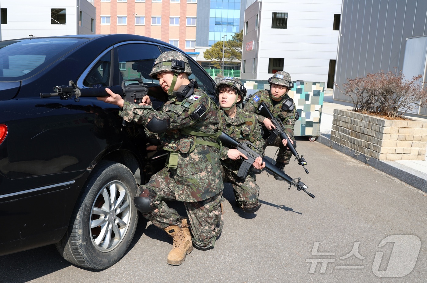 (양양=뉴스1) 윤왕근 기자 = 10일 오전 육군 3군단 예하 강원 양양군 양양과학화 예비군 훈련장에서 예비전력 정예화를 위한 올해 첫 예비군 훈련이 실시되고 있다.  (육군 3군 …