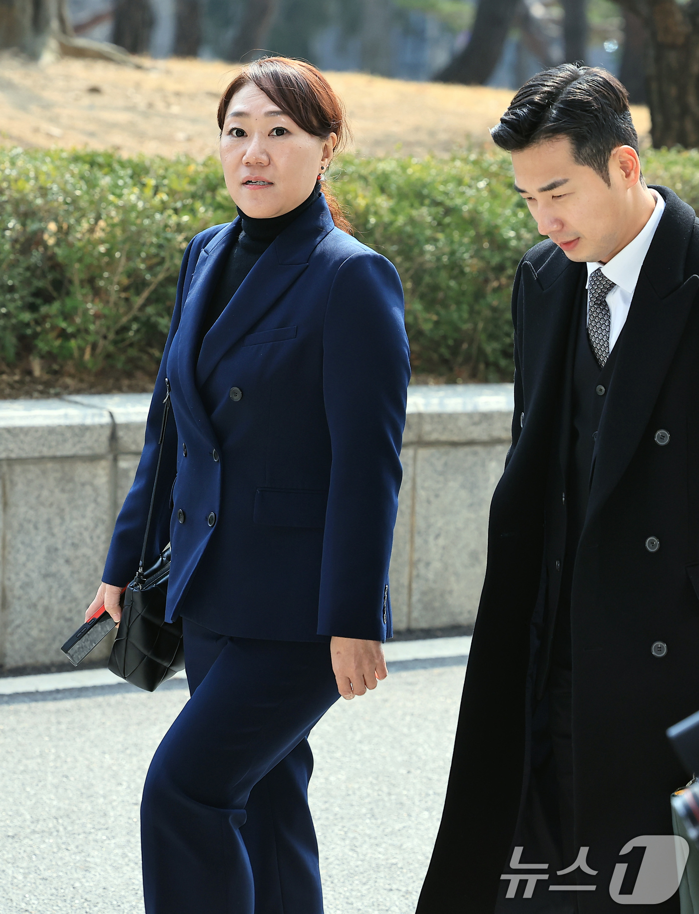 (서울=뉴스1) 박정호 기자 = 명태균 의혹을 폭로한 강혜경 씨가 문건일 변호사와 함께 10일 오후 서울 서초구 서초동 서울중앙지방검찰청 명태균 의혹 전담수사팀 조사에 출석하고 있 …