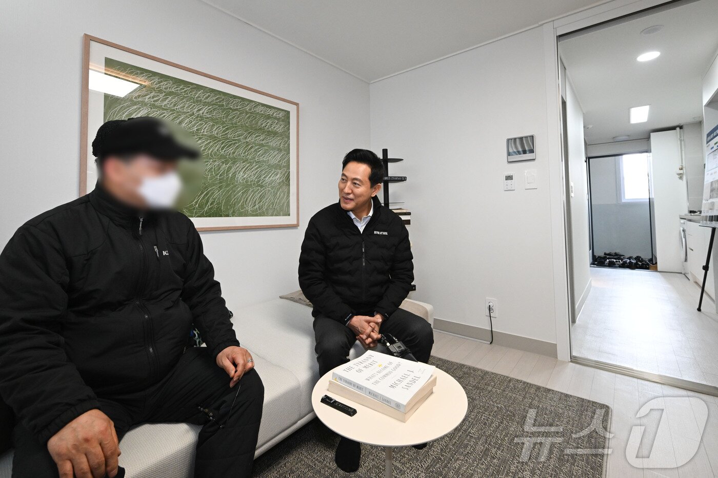 본문 이미지 - 오세훈 서울시장이 10일 오후 서울 서대문구 홍제동 노후임대주택 품질개선 시범사업 현장인 유원하나아파트를 방문해 재입주민과 대화를 나누고 있다. (공동취재) 2025.3.10/뉴스1 ⓒ News1 민경석 기자