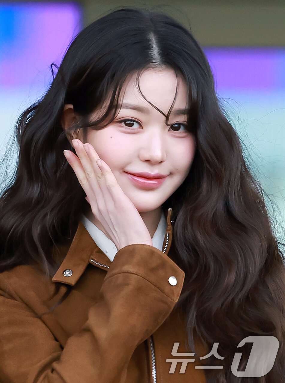 본문 이미지 - 아이브 장원영이 10일 오전 패션쇼 참석 차 인천국제공항 제2터미널을 통해 프랑스 파리로 출국에 앞서 포즈를 취하고 있다. 2025.3.10/뉴스1 ⓒ News1 김진환 기자