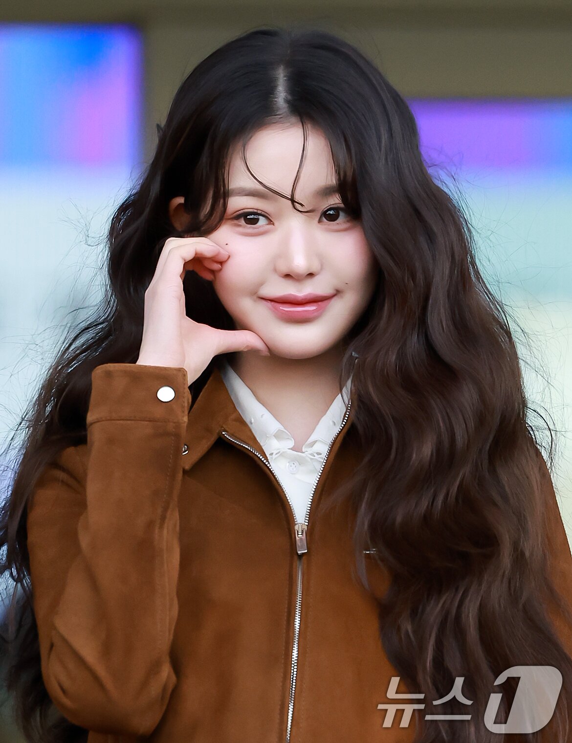 본문 이미지 - 아이브 장원영이 10일 오전 패션쇼 참석 차 인천국제공항 제2터미널을 통해 프랑스 파리로 출국에 앞서 포즈를 취하고 있다. 2025.3.10/뉴스1 ⓒ News1 김진환 기자