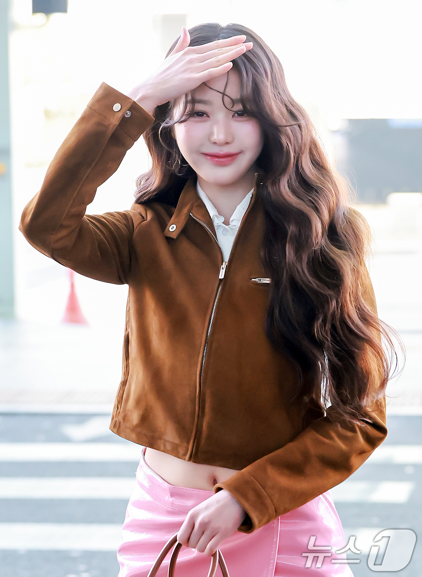 (인천공항=뉴스1) 김진환 기자 = 아이브 장원영이 10일 오전 패션쇼 참석 차 인천국제공항 제2터미널을 통해 프랑스 파리로 출국하고 있다. 2025.3.10/뉴스1