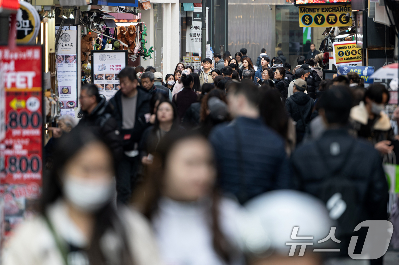 (서울=뉴스1) 이승배 기자 = 10일 오후 서울 중구 명동거리가 외국인 관광객들과 시민들로 북적이고 있다.이날 서울시에 따르면 올해 1월 서울을 방문한 외국인 관광객이 90만 명 …